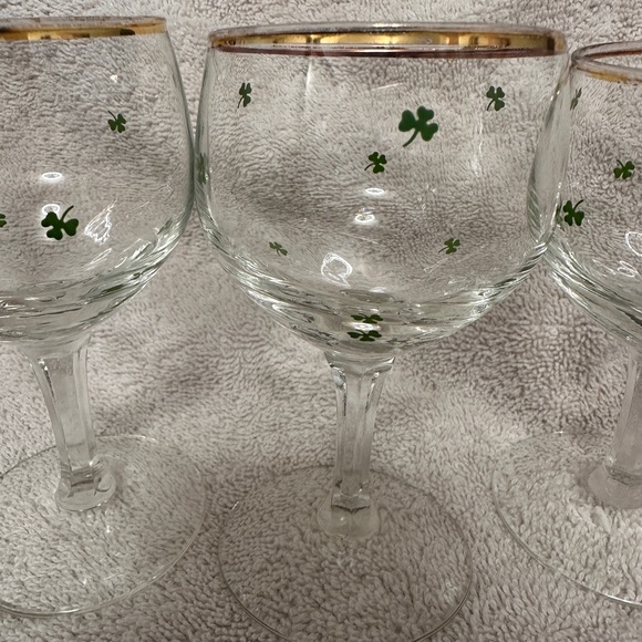 Gold-Rimmed Clover Wine Glass Set - Picture 2 of 6